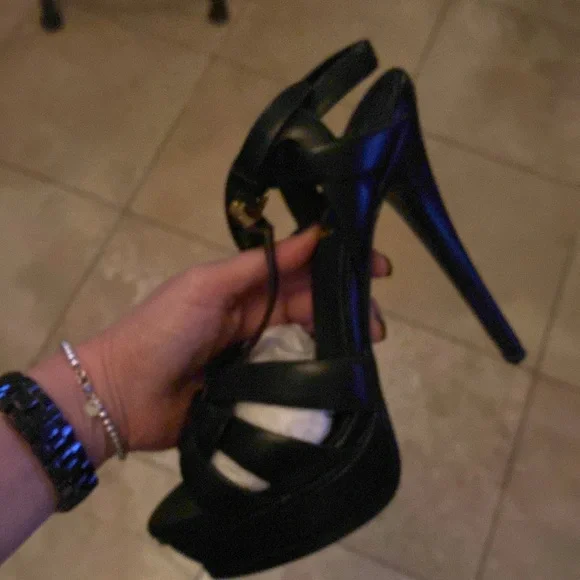 Pre-owned heels. Right size. - Picture 3 of 4